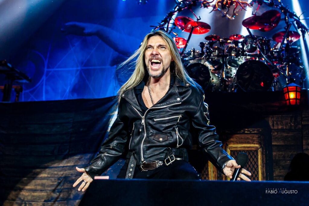 Edu Falaschi convidado do def leppard e mötley crüe
