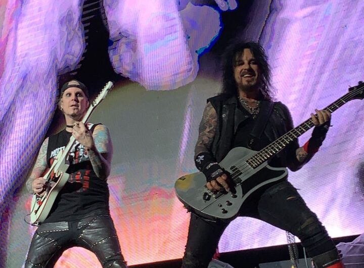 john 5 e nikki sixx tocando guitarra para fãs em sao paulo