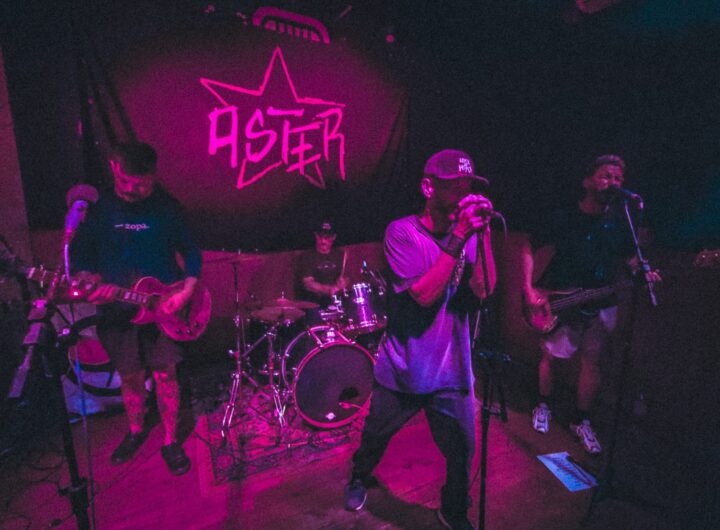 Banda Aster no palco do Trilha Hub Cultural