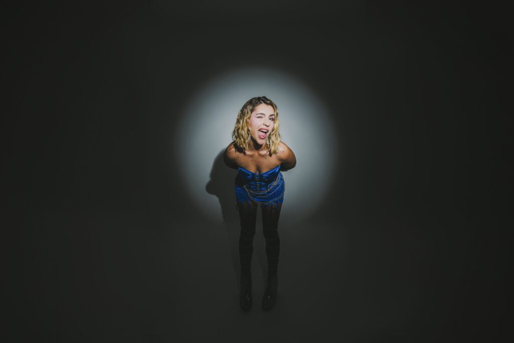 lori em foto de divulgação do disco cuore aperto