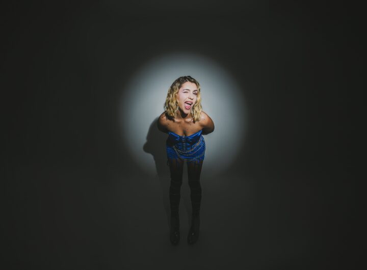 lori em foto de divulgação do disco cuore aperto