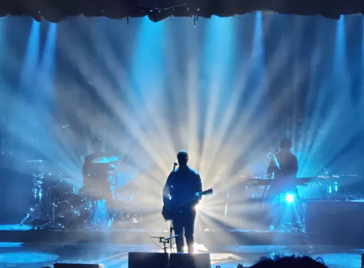paul banks no centro da foto durante show do interpol em são paulo, brasil, em 2024