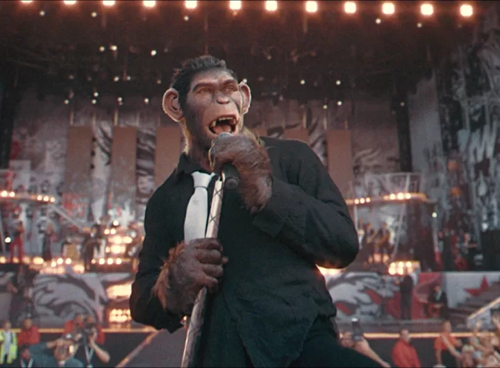 cena do filme better man biografia de robbie williams