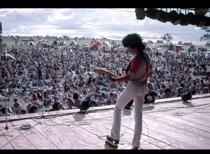 Edu Depose (banda Burmah) em 1975. Foto: Rolando de Freitas. Cena do filme O Barato de Iacanga sobre um festival de rock no Brasil