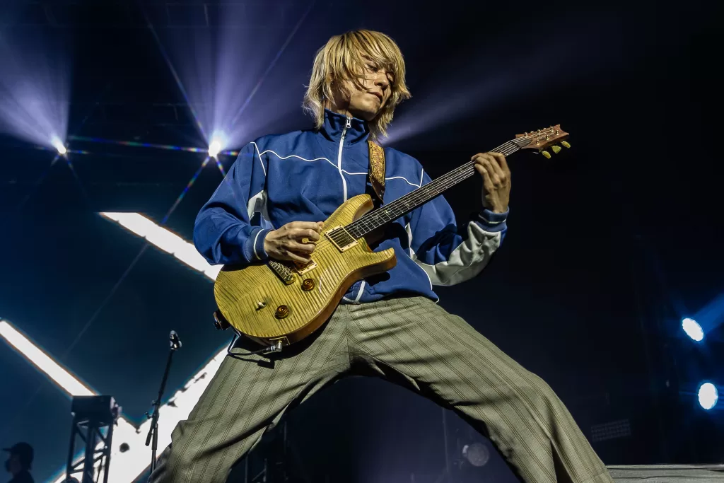 Guitarrista Toru da ONE OK ROCK no show de São Paulo