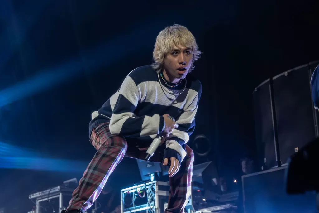 Vocalista Taka da ONE OK ROCK observa fãs no show de São Paulo