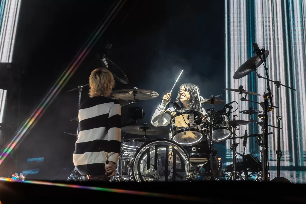 Vocalista Taka e baterista Tomoya da ONE OK ROCK no show de São Paulo