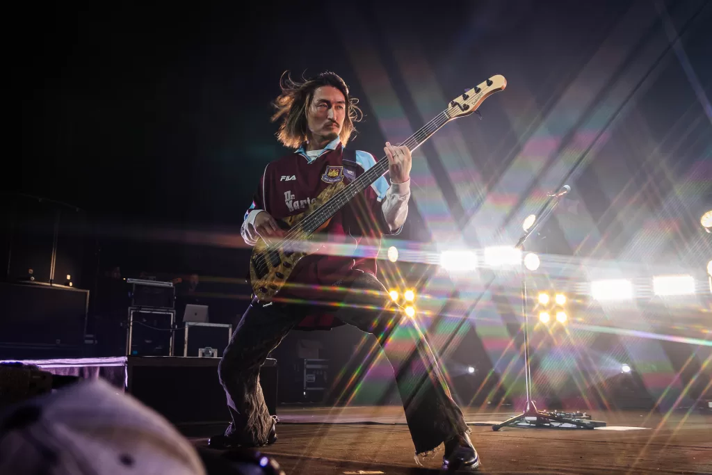 Baixista Ryota da ONE OK ROCK no show de São Paulo