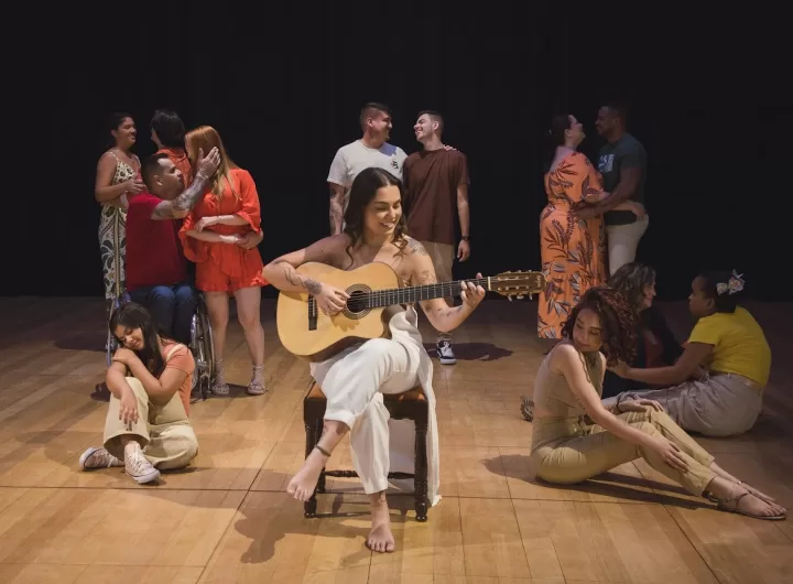 carol moura em videoclipe