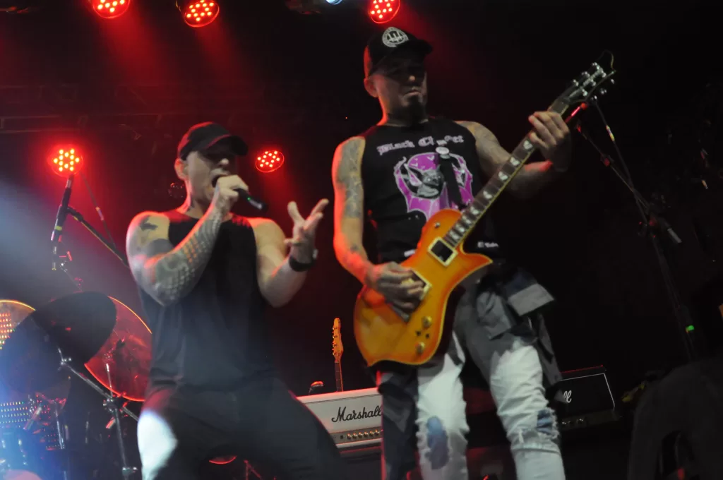 debrix abrindo show do helmet (Créditos: @sdanielsilvaphotography)