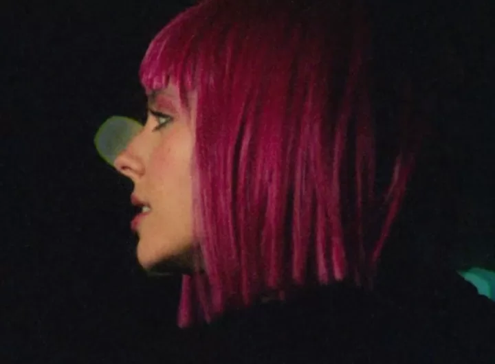 flor gil no videoclipe de cinema lançado em agosto de 2025