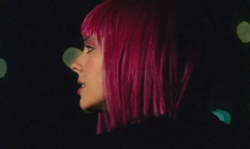 flor gil no videoclipe de cinema lançado em agosto de 2025