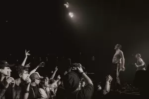 Viagra Boys em sideshow do Lollapalooza (Créditos: Mariana Luiza/Musicult)